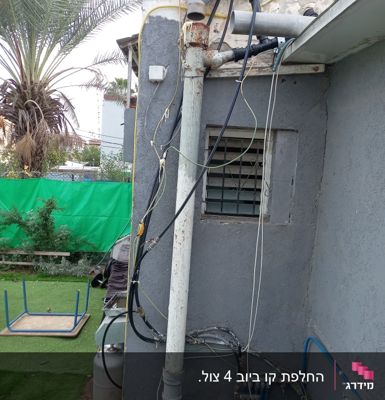 צינורות ביוב וחיבורים על קיר חיצוני של בניין
